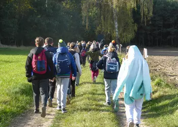 Uczniowie podczas wędrówki w czasie rajdu