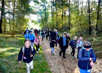 uczniowie podczas wędrówki przez las