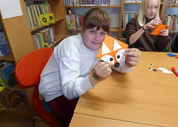 Klaudia prezentuje wykonaną zakładkę do książki