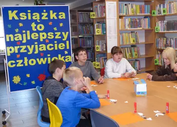 Uczniowie podczas zajęć w bibliotece