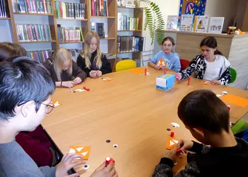 Uczniowie wykonują zakładki do książek