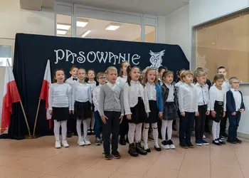 Uczniowie klas pierwszych śpiewają piosenkę