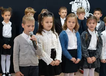 Uczniowie klasy 1aP podczas recytacji