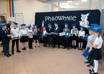 Uczniowie klasy 1aP w biretach