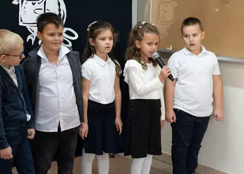 Uczniowie klasy 1aW podczas recytacji