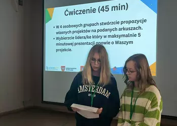 Martyna i Lena przedstawiające efekty pracy grupy