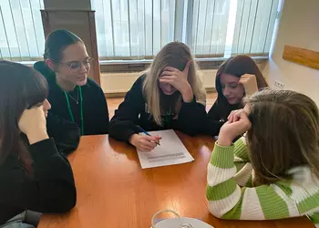 Uczennice w trakcie przygotowywania projektu