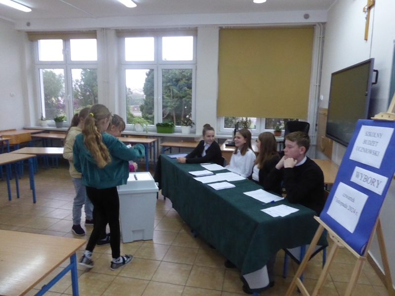 Szkolny Budżet Uczniowski - wybory w ramach projektu  „Teraz My! Młodzi i aktywni z gminy Śmigiel”