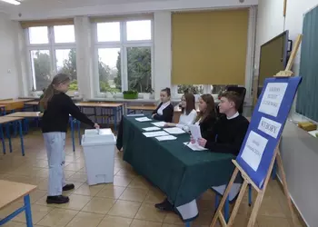 Głosująca uczennica