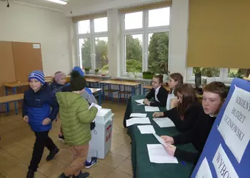 Głosujący pierwszoklasiści