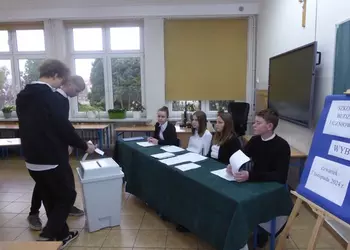 Ósmoklasiści oddający swój głos