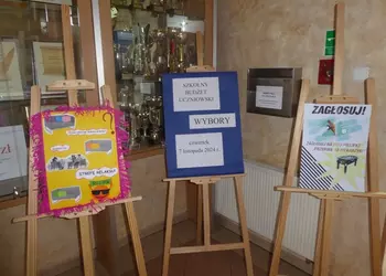 Plakaty wyborcze w holu szkoły