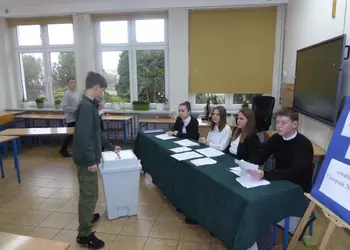 Uczniowie z klasy szóstej głosujący w wyborach