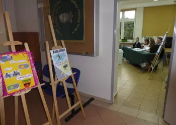 Wejście do sali, gdzie odbywało się głosowanie