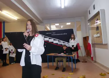 Barbara Wawrzynowska prowadząca apel