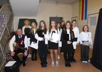 Chór szkolny podczas apelu z okazji Święta Niepodległości.