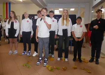 Uczniowie klasy 7a recytujący wiersz.