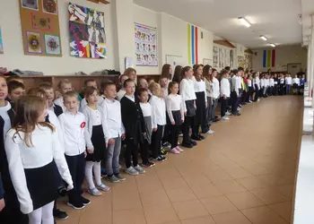 Uczniowie uczestniczący w akcji Szkoła do hymnu.