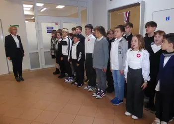 Uczniowie wraz z panią wicedyrektor Moniką Włoch śpiewający hymn Polski.