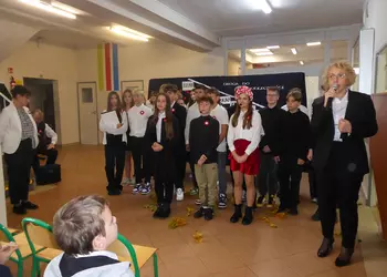 Występujący uczniowie w obecności pani wicedyrektor Moniki Włoch.