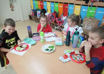 Przedszkolaki z grupy 0a podczas posiłku