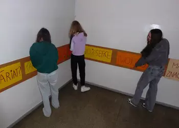 Dziewczyny naklejające hasła