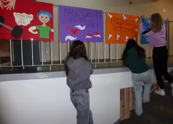 Dziewczyny powieszające plakaty