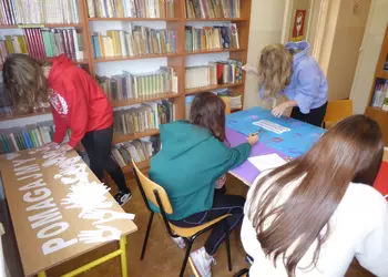 Dziewczyny przygotowujące kampanię