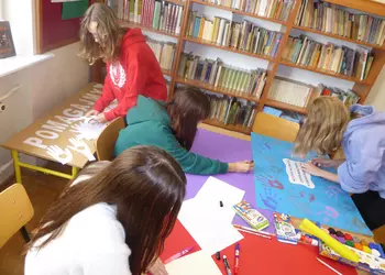 Dziewczyny przygotowujące szkolną kampanię społeczną