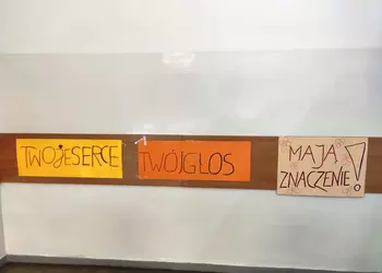 Hasła kampanii na szkolnym korytarzu