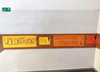 Hasła kampanii na korytarzu