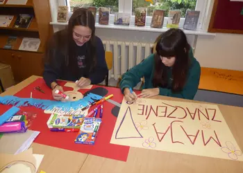 Kasia i Lena podczas przygotowywania plakatów