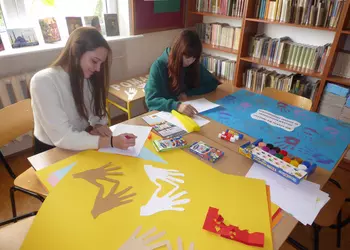 Kasia i Lena wykonujące plakaty