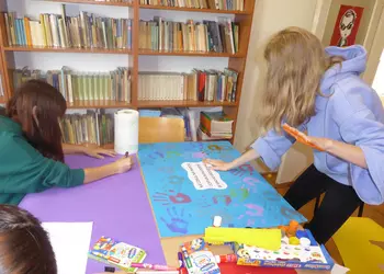 Lena i Martyna podczas przygotowywania plakatów