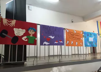 Plakaty powieszone w szkole