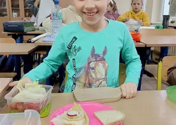 Uczennica klasy 3 prezentuje swoje śniadanie