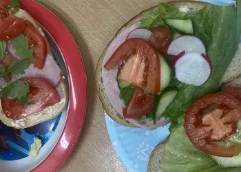 kanapki przygotowane przez pierwszoklasistów