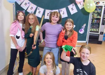 Dziewczynki z klasy 4a na dyskotece