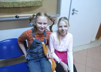 Dziewczynki z klasy piątej na dyskotece