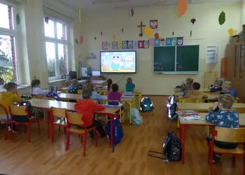 Pierwszoklasiści oglądający film o wypożyczaniu książek