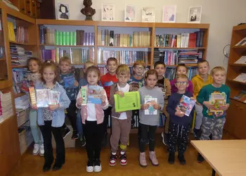 Uczniowie klasy pierwszej w Starej Przysiece Drugiej w bibliotece szkolnej