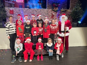 Zdjęcie przedszkolaków z Mikołajem