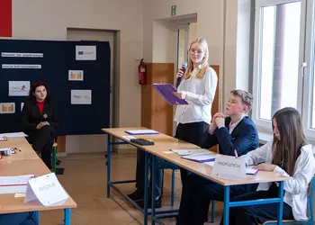 Julia zabiera głos w debacie