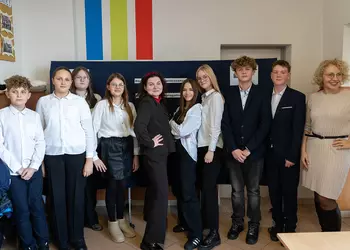 Uczestnicy debaty wraz z marszałkiem i opiekunką projektu