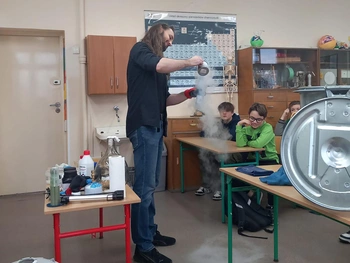 Demonstracja możliwości, jakie daje ciekły azot