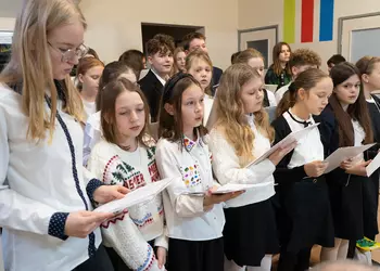 Chór szkolny podczas śpiewania kolęd
