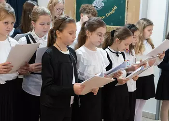 Chór szkolny śpiewa kolędy