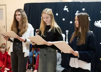 Dziewczęta śpiewają kolędę