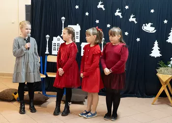 Dziewczęta z klasy trzeciej rozpoczynają przedstawienie