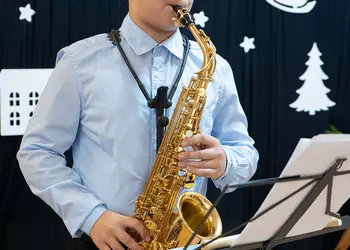 Karol gra kolędę na saksofonie